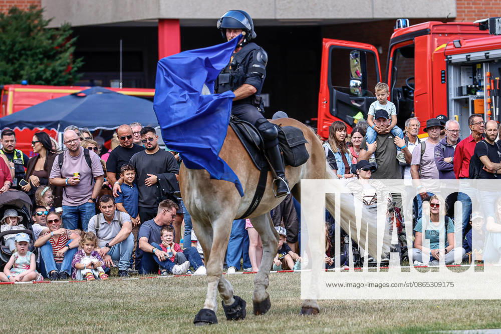 75th Anniversary of the Federal Police: Community Festival Hosted by the Federal Police Headquarters in Hannover; Demonstration of service horses from the Hannover Police Mounted Unit and their training; Training with various flags; Acclimating the horses to flags; Hannover Federal Police Headquarters, Lower Saxony, Hannover Region, Germany