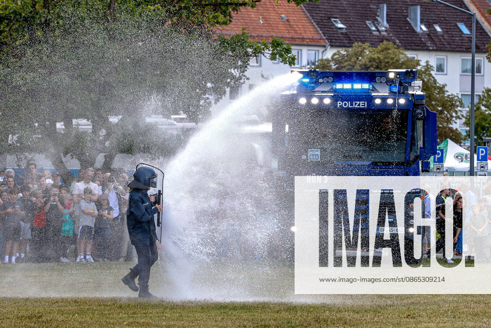 75 Years of the Federal Police: Community Festival Hosted by the Federal Police Headquarters in Hanover; Federal Police Water Cannons; Demonstration of water jets with varying pressures directed at people; Hanover; Federal Police Headquarters in Hanover, Lower Saxony, Hanover Region, Germany