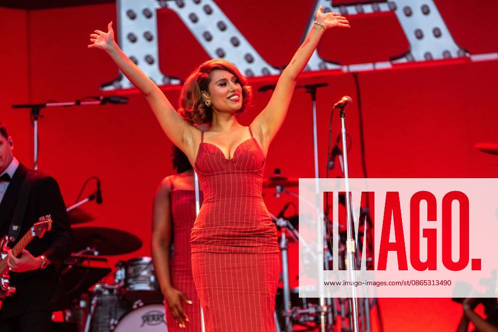 Raye on stage at Leeds Festival, Bramham Park, Leeds, UK, 30-08-26 Raye on stage at Leeds Festival, Bramham Park, Leeds, UK, 30-08-26, Credit:Anthony Longstaff Anthony Longstaff - B5746 Avalon UK, West Yorkshire, Leeds, Bramham Park, Wetherby