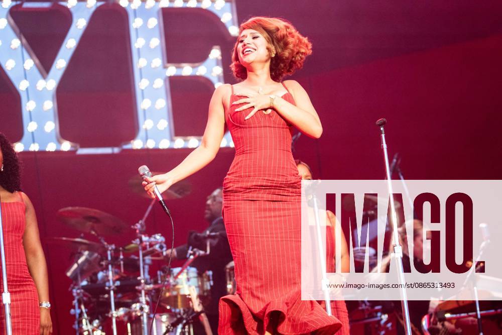 Raye on stage at Leeds Festival, Bramham Park, Leeds, UK, 30-08-26 Raye on stage at Leeds Festival, Bramham Park, Leeds, UK, 30-08-26, Credit:Anthony Longstaff Anthony Longstaff - B5746 Avalon UK, West Yorkshire, Leeds, Bramham Park, Wetherby