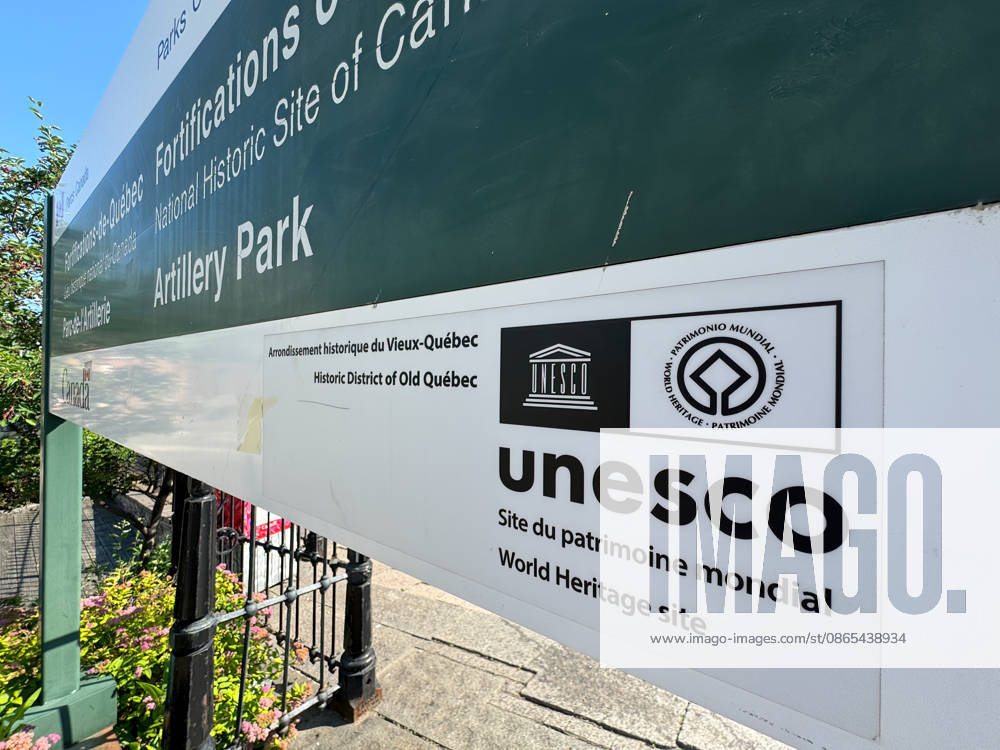 Quebec City, QC, Kanada. 19. August 2026. Nahaufnahme aus niedriger Perspektive des Schilds ?UNESCO-Weltkulturerbe? im Artillery Park im historischen Stadtkern von Quebec. Quebec City, QC, Canada. Aug 19, 2026. Low angle close-up of UNESCO World Heritage Site sign at Artillery Park, Historic District of Quebec. (License=RM)
