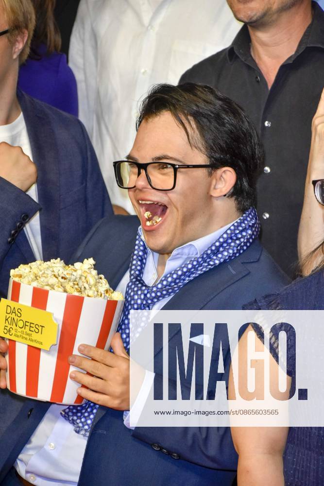 ABB GEWISSEETWAS Frangiskos Kakoulakis Eating Popcorn as a Guest on the Red Carpet at the NRW Kino Film Premiere of *Das gewisse Etwas* at the Cinedom Cinema on September 1, 2026, in Cologne, NRW, Germany