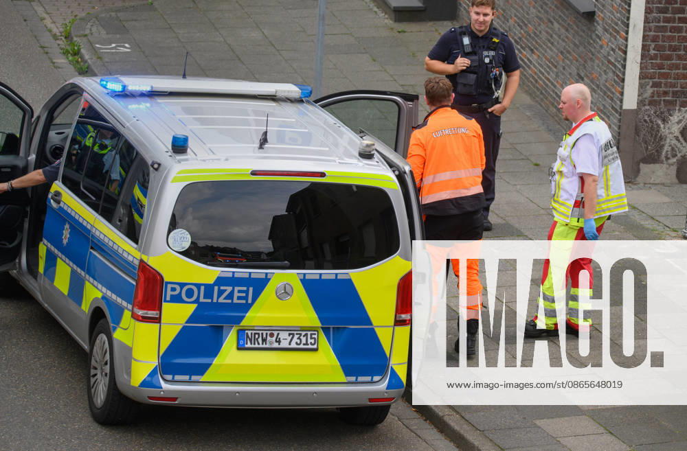 Goch, Muehlenstrasse: Stabbing Involving Several People Goch, Muehlenstrasse: Stabbing Involving Several People Numerous ambulances and a rescue helicopter on the scene Emergency response update, Goch, North Rhine-Westphalia, Germany