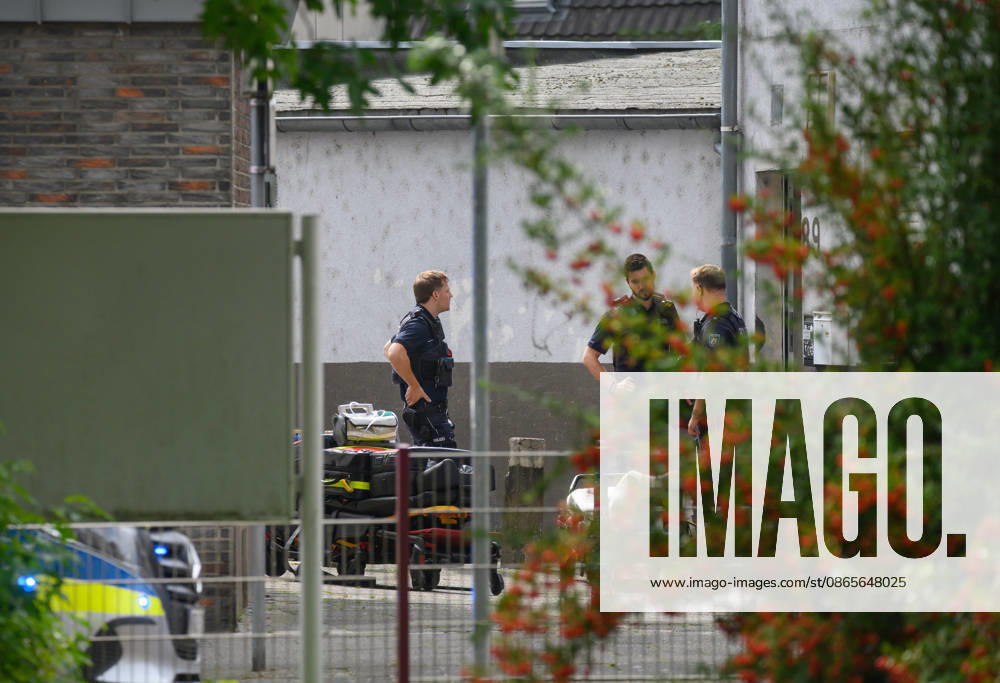 Goch, Muehlenstrasse: Stabbing Involving Several People Goch, Muehlenstrasse: Stabbing Involving Several People Numerous ambulances and a rescue helicopter on the scene Emergency response update, Goch, North Rhine-Westphalia, Germany