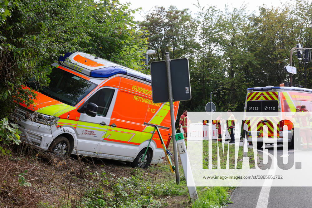 Drei Verletzte nach Crash mit Krankenwagen in Velbert (Kreis Mettmann) Bei einem schweren Verkehrsunfall in Velbert sind am Mittwochmittag (2. September 2026) drei Menschen verletzt worden. Ein Krankentransportwagen (KTW) der Feuerwehr Velbert kam gegen 13 Uhr im Bereich der Werdener Straße von der Fahrbahn ab und blieb anschließend in gefährlicher Schräglage an einem Hang stehen. Nach bisherigen Erkenntnissen war der Krankentransportwagen zuvor auf der Kopernikusstraße unterwegs. Aus bislang ungeklärter Ursache fuhr das Fahrzeug im Kreuzungsbereich über die Ampel hinweg und gelangte in den gesperrten Bereich einer Autobahnauffahrt. Dort setzte der KTW seine Fahrt fort, geriet in den angrenzenden Grünstreifen und kam schließlich an