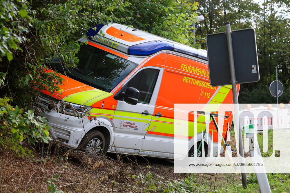 Drei Verletzte nach Crash mit Krankenwagen in Velbert (Kreis Mettmann) Bei einem schweren Verkehrsunfall in Velbert sind am Mittwochmittag (2. September 2026) drei Menschen verletzt worden. Ein Krankentransportwagen (KTW) der Feuerwehr Velbert kam gegen 13 Uhr im Bereich der Werdener Straße von der Fahrbahn ab und blieb anschließend in gefährlicher Schräglage an einem Hang stehen. Nach bisherigen Erkenntnissen war der Krankentransportwagen zuvor auf der Kopernikusstraße unterwegs. Aus bislang ungeklärter Ursache fuhr das Fahrzeug im Kreuzungsbereich über die Ampel hinweg und gelangte in den gesperrten Bereich einer Autobahnauffahrt. Dort setzte der KTW seine Fahrt fort, geriet in den angrenzenden Grünstreifen und kam schließlich an