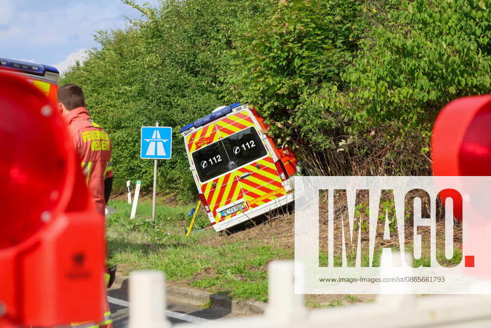 Drei Verletzte nach Crash mit Krankenwagen in Velbert (Kreis Mettmann) Bei einem schweren Verkehrsunfall in Velbert sind am Mittwochmittag (2. September 2026) drei Menschen verletzt worden. Ein Krankentransportwagen (KTW) der Feuerwehr Velbert kam gegen 13 Uhr im Bereich der Werdener Straße von der Fahrbahn ab und blieb anschließend in gefährlicher Schräglage an einem Hang stehen. Nach bisherigen Erkenntnissen war der Krankentransportwagen zuvor auf der Kopernikusstraße unterwegs. Aus bislang ungeklärter Ursache fuhr das Fahrzeug im Kreuzungsbereich über die Ampel hinweg und gelangte in den gesperrten Bereich einer Autobahnauffahrt. Dort setzte der KTW seine Fahrt fort, geriet in den angrenzenden Grünstreifen und kam schließlich an