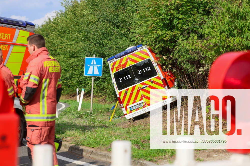 Drei Verletzte nach Crash mit Krankenwagen in Velbert (Kreis Mettmann) Bei einem schweren Verkehrsunfall in Velbert sind am Mittwochmittag (2. September 2026) drei Menschen verletzt worden. Ein Krankentransportwagen (KTW) der Feuerwehr Velbert kam gegen 13 Uhr im Bereich der Werdener Straße von der Fahrbahn ab und blieb anschließend in gefährlicher Schräglage an einem Hang stehen. Nach bisherigen Erkenntnissen war der Krankentransportwagen zuvor auf der Kopernikusstraße unterwegs. Aus bislang ungeklärter Ursache fuhr das Fahrzeug im Kreuzungsbereich über die Ampel hinweg und gelangte in den gesperrten Bereich einer Autobahnauffahrt. Dort setzte der KTW seine Fahrt fort, geriet in den angrenzenden Grünstreifen und kam schließlich an