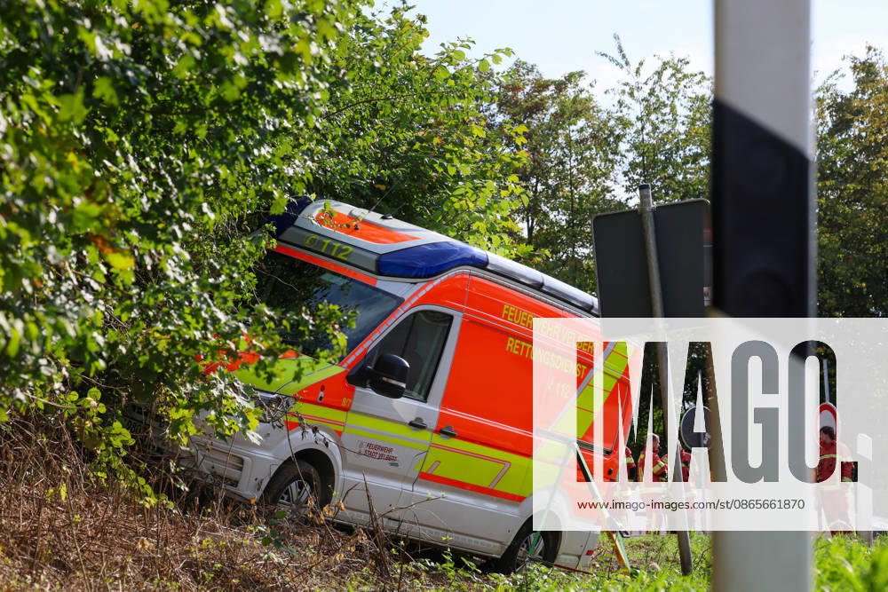 Drei Verletzte nach Crash mit Krankenwagen in Velbert (Kreis Mettmann) Bei einem schweren Verkehrsunfall in Velbert sind am Mittwochmittag (2. September 2026) drei Menschen verletzt worden. Ein Krankentransportwagen (KTW) der Feuerwehr Velbert kam gegen 13 Uhr im Bereich der Werdener Straße von der Fahrbahn ab und blieb anschließend in gefährlicher Schräglage an einem Hang stehen. Nach bisherigen Erkenntnissen war der Krankentransportwagen zuvor auf der Kopernikusstraße unterwegs. Aus bislang ungeklärter Ursache fuhr das Fahrzeug im Kreuzungsbereich über die Ampel hinweg und gelangte in den gesperrten Bereich einer Autobahnauffahrt. Dort setzte der KTW seine Fahrt fort, geriet in den angrenzenden Grünstreifen und kam schließlich an