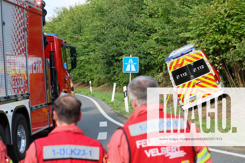 Drei Verletzte nach Crash mit Krankenwagen in Velbert (Kreis Mettmann) Bei einem schweren Verkehrsunfall in Velbert sind am Mittwochmittag (2. September 2026) drei Menschen verletzt worden. Ein Krankentransportwagen (KTW) der Feuerwehr Velbert kam gegen 13 Uhr im Bereich der Werdener Straße von der Fahrbahn ab und blieb anschließend in gefährlicher Schräglage an einem Hang stehen. Nach bisherigen Erkenntnissen war der Krankentransportwagen zuvor auf der Kopernikusstraße unterwegs. Aus bislang ungeklärter Ursache fuhr das Fahrzeug im Kreuzungsbereich über die Ampel hinweg und gelangte in den gesperrten Bereich einer Autobahnauffahrt. Dort setzte der KTW seine Fahrt fort, geriet in den angrenzenden Grünstreifen und kam schließlich an