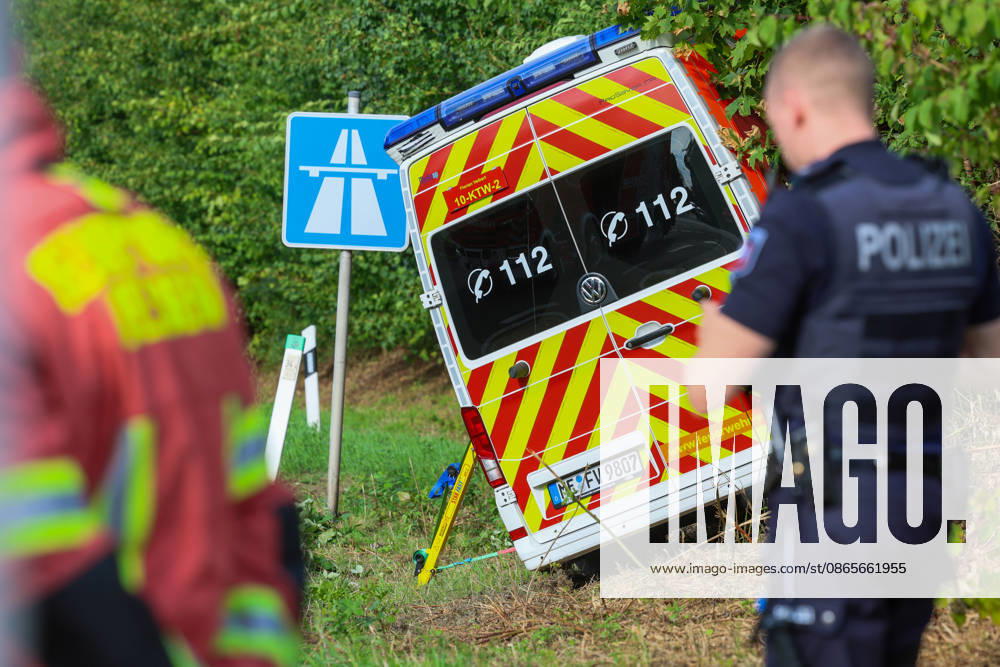 Drei Verletzte nach Crash mit Krankenwagen in Velbert (Kreis Mettmann) Bei einem schweren Verkehrsunfall in Velbert sind am Mittwochmittag (2. September 2026) drei Menschen verletzt worden. Ein Krankentransportwagen (KTW) der Feuerwehr Velbert kam gegen 13 Uhr im Bereich der Werdener Straße von der Fahrbahn ab und blieb anschließend in gefährlicher Schräglage an einem Hang stehen. Nach bisherigen Erkenntnissen war der Krankentransportwagen zuvor auf der Kopernikusstraße unterwegs. Aus bislang ungeklärter Ursache fuhr das Fahrzeug im Kreuzungsbereich über die Ampel hinweg und gelangte in den gesperrten Bereich einer Autobahnauffahrt. Dort setzte der KTW seine Fahrt fort, geriet in den angrenzenden Grünstreifen und kam schließlich an