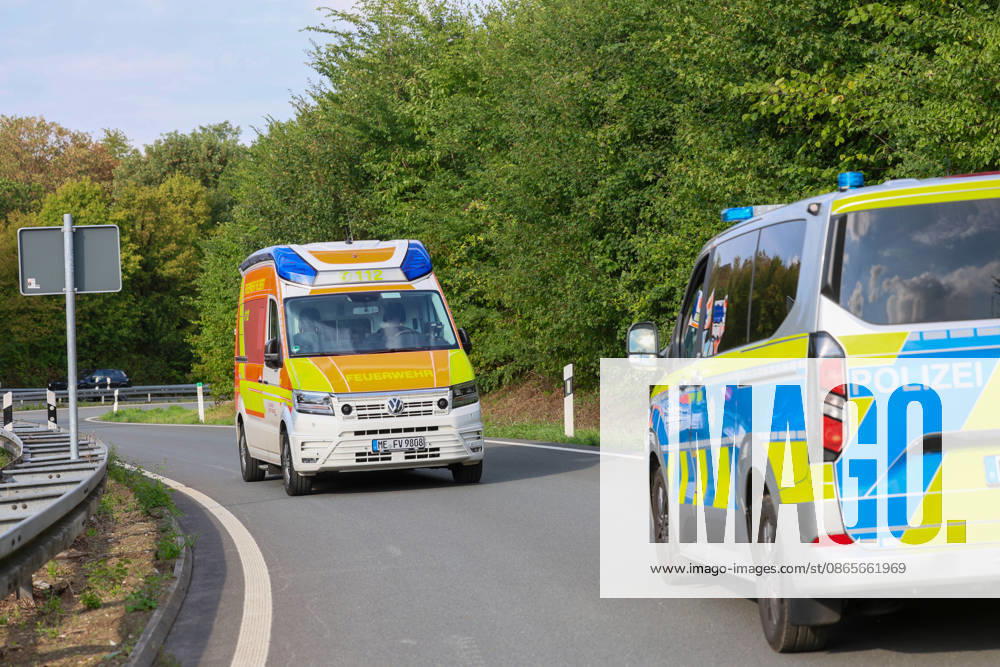 Drei Verletzte nach Crash mit Krankenwagen in Velbert (Kreis Mettmann) Bei einem schweren Verkehrsunfall in Velbert sind am Mittwochmittag (2. September 2026) drei Menschen verletzt worden. Ein Krankentransportwagen (KTW) der Feuerwehr Velbert kam gegen 13 Uhr im Bereich der Werdener Straße von der Fahrbahn ab und blieb anschließend in gefährlicher Schräglage an einem Hang stehen. Nach bisherigen Erkenntnissen war der Krankentransportwagen zuvor auf der Kopernikusstraße unterwegs. Aus bislang ungeklärter Ursache fuhr das Fahrzeug im Kreuzungsbereich über die Ampel hinweg und gelangte in den gesperrten Bereich einer Autobahnauffahrt. Dort setzte der KTW seine Fahrt fort, geriet in den angrenzenden Grünstreifen und kam schließlich an