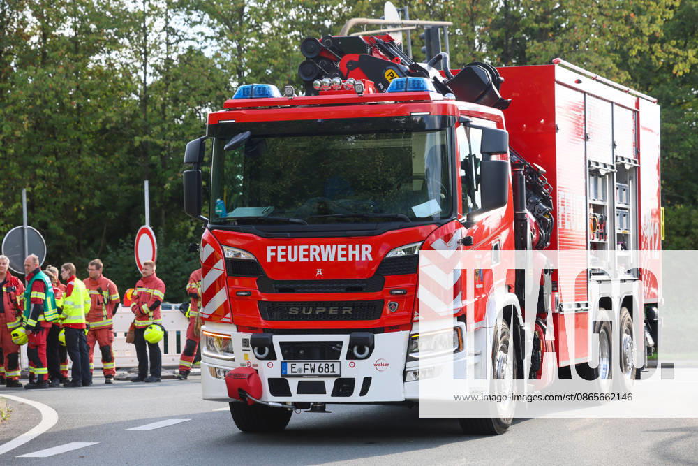 Drei Verletzte nach Crash mit Krankenwagen in Velbert (Kreis Mettmann) Bei einem schweren Verkehrsunfall in Velbert sind am Mittwochmittag (2. September 2026) drei Menschen verletzt worden. Ein Krankentransportwagen (KTW) der Feuerwehr Velbert kam gegen 13 Uhr im Bereich der Werdener Straße von der Fahrbahn ab und blieb anschließend in gefährlicher Schräglage an einem Hang stehen. Nach bisherigen Erkenntnissen war der Krankentransportwagen zuvor auf der Kopernikusstraße unterwegs. Aus bislang ungeklärter Ursache fuhr das Fahrzeug im Kreuzungsbereich über die Ampel hinweg und gelangte in den gesperrten Bereich einer Autobahnauffahrt. Dort setzte der KTW seine Fahrt fort, geriet in den angrenzenden Grünstreifen und kam schließlich an