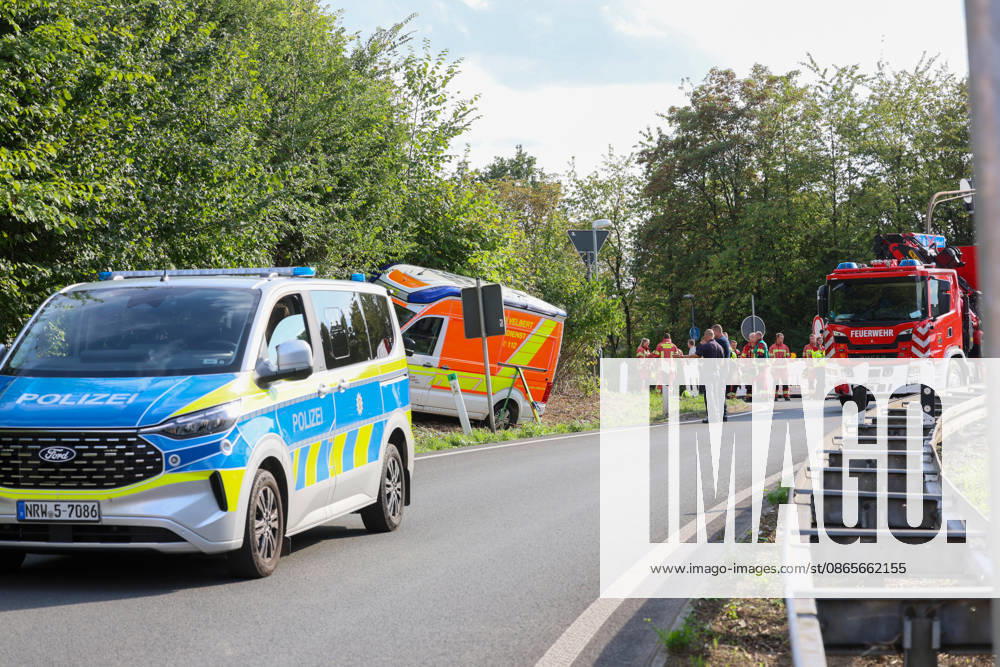 Drei Verletzte nach Crash mit Krankenwagen in Velbert (Kreis Mettmann) Bei einem schweren Verkehrsunfall in Velbert sind am Mittwochmittag (2. September 2026) drei Menschen verletzt worden. Ein Krankentransportwagen (KTW) der Feuerwehr Velbert kam gegen 13 Uhr im Bereich der Werdener Straße von der Fahrbahn ab und blieb anschließend in gefährlicher Schräglage an einem Hang stehen. Nach bisherigen Erkenntnissen war der Krankentransportwagen zuvor auf der Kopernikusstraße unterwegs. Aus bislang ungeklärter Ursache fuhr das Fahrzeug im Kreuzungsbereich über die Ampel hinweg und gelangte in den gesperrten Bereich einer Autobahnauffahrt. Dort setzte der KTW seine Fahrt fort, geriet in den angrenzenden Grünstreifen und kam schließlich an