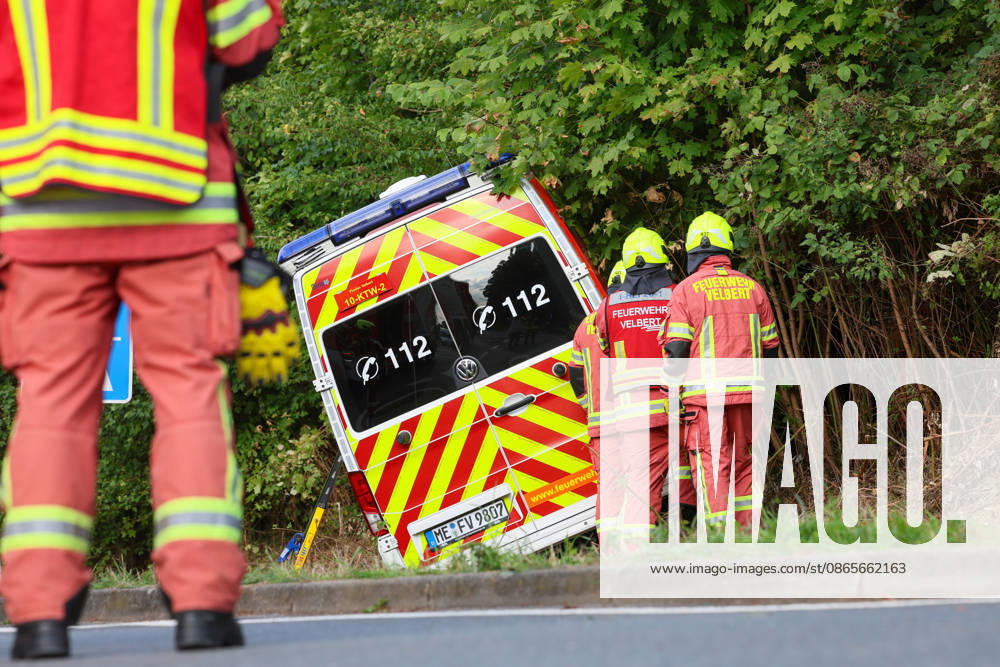 Drei Verletzte nach Crash mit Krankenwagen in Velbert (Kreis Mettmann) Bei einem schweren Verkehrsunfall in Velbert sind am Mittwochmittag (2. September 2026) drei Menschen verletzt worden. Ein Krankentransportwagen (KTW) der Feuerwehr Velbert kam gegen 13 Uhr im Bereich der Werdener Straße von der Fahrbahn ab und blieb anschließend in gefährlicher Schräglage an einem Hang stehen. Nach bisherigen Erkenntnissen war der Krankentransportwagen zuvor auf der Kopernikusstraße unterwegs. Aus bislang ungeklärter Ursache fuhr das Fahrzeug im Kreuzungsbereich über die Ampel hinweg und gelangte in den gesperrten Bereich einer Autobahnauffahrt. Dort setzte der KTW seine Fahrt fort, geriet in den angrenzenden Grünstreifen und kam schließlich an