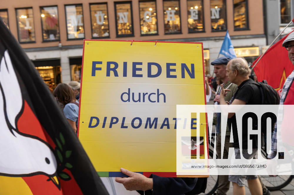 München Munich Germany 2nd September 2026 On the Marienplatz in the centre of the Bavarian city a peace demonstration and march takes place in the early evening. Frieden durch diplomatie