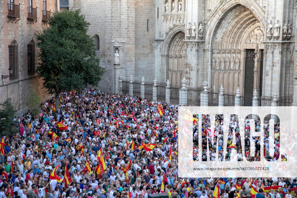 Toledo Holds Rally in Support of the People of Ceuta: Dozens of people gathered at a rally in solidarity with Ceuta on September 2, 2026, in Toledo, Castilla-La Mancha, Spain. Coinciding with Ceuta Day, more than 260 Spanish municipalities have been called upon to show their support for the people of Ceuta in the face of the migration crisis caused by the arrival of more than 70,000 migrants across the border with Morocco. The demonstrations are part of the For Ceuta initiative, backed by the Spanish Federation of Municipalities and Provinces (FEMP). SEPTEMBER 2, 2026 CEUTA DAY PROTEST RALLY MIGRANTS IMMIGRANTS FEMP SUPPORT SOLIDARITY MIGRATION CRISIS CRISIS HUMANITARIAN CRISIS Juanma Jimé Toledo Castilla-La Mancha Toledo Castilla-La Man