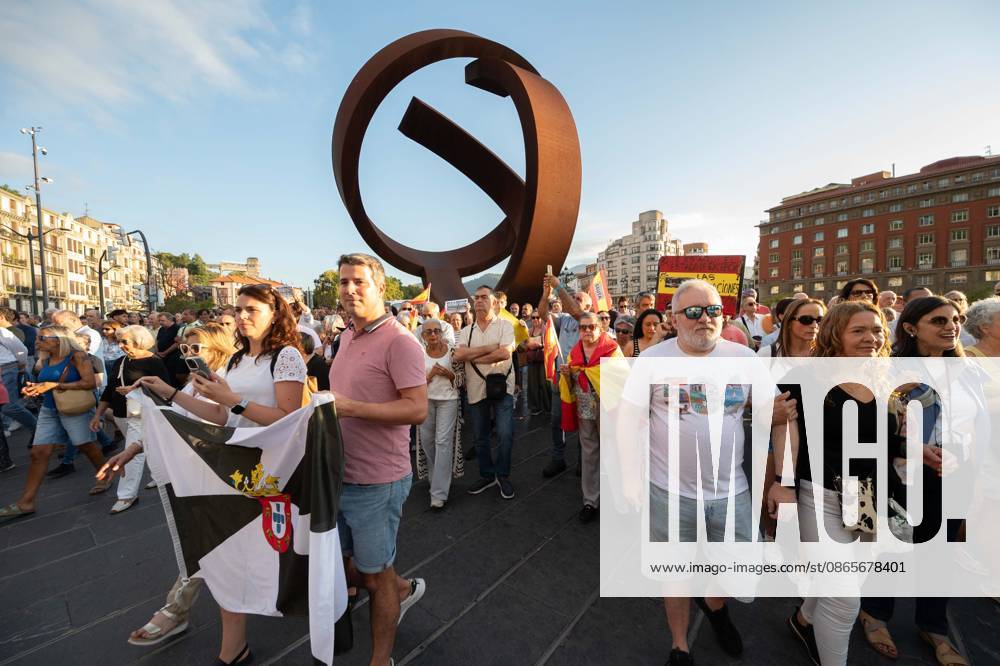 Bilbao Holds Rally in Support of the People of Ceuta: Dozens of people gathered at a rally in solidarity with Ceuta on September 2, 2026, in Bilbao, Vizcaya, Basque Country, Spain. Coinciding with Ceuta Day, more than 260 Spanish municipalities have been called upon to show their support for the people of Ceuta in the face of the migration crisis caused by the arrival of more than 70,000 migrants across the border with Morocco. The demonstrations are part of the For Ceuta initiative, backed by the Spanish Federation of Municipalities and Provinces (FEMP). SEPTEMBER 2, 2026 CEUTA DAY PROTEST RALLY MIGRANTS IMMIGRANTS FEMP SUPPORT SOLIDARITY MIGRATION CRISIS CRISIS HUMANITARIAN CRISIS Bilbao, Biscay, Basque Country Bilbao, Biscay, Basque C