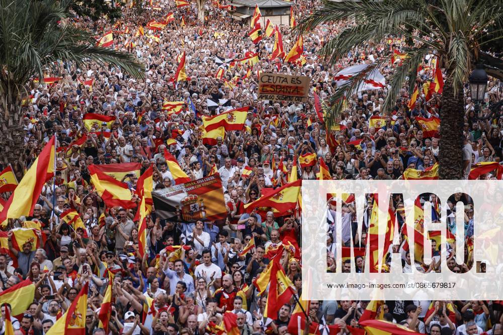 Valencia Holds Rally in Support of the People of Ceuta: Hundreds of people gathered at a rally in solidarity with Ceuta on September 2, 2026, in Valencia, Valencian Community, Spain. Coinciding with Ceuta Day, more than 260 Spanish municipalities have been called upon to show their support for the people of Ceuta in the face of the migration crisis caused by the arrival of more than 70,000 migrants across the border with Morocco. The demonstrations are part of the For Ceuta initiative, backed by the Spanish Federation of Municipalities and Provinces (FEMP). SEPTEMBER 2, 2026 CEUTA DAY PROTEST RALLY MIGRANTS IMMIGRANTS FEMP SUPPORT SOLIDARITY MIGRATION CRISIS CRISIS HUMANITARIAN Valencia Valencian Community Valencia Valencian Community Sp
