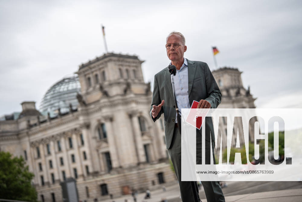 Matthias Miersch, SPD parliamentary group leader, issues a press statement at the start of the closed-door meeting Closed-door meeting of the SPD parliamentary group executive committee, German Bundestag, Berlin, Berlin, Germany, German Bundestag