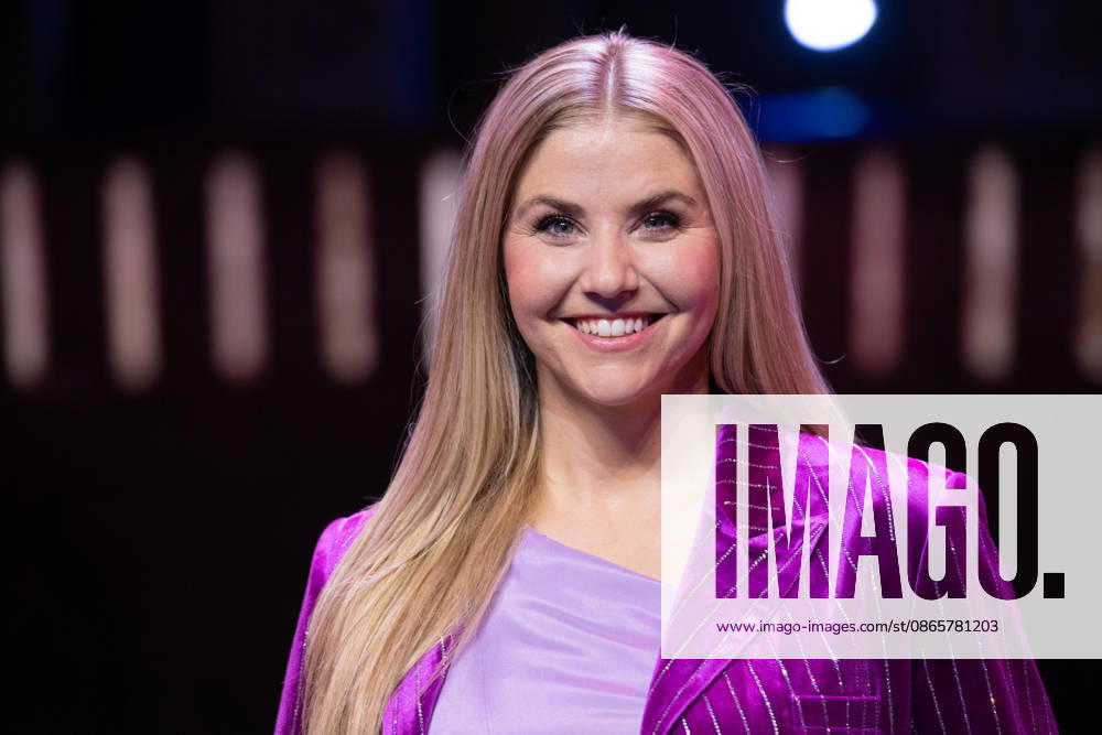 Singer Beatrice EGLI, portrait, close-up, single image, single subject; singer Tom ROWLAND in the costume of the new TICK TACK train and costume designer John NAPIER, The musical Starlight Express in Bochum presents the Swiss Glacier Express TICK TACK as a new train in the show, Starlight Express Theater in Bochum
