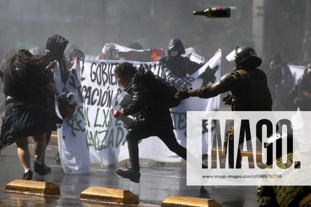 The so-called, Student Solidarity Network, which brings together college and high school students from Aces, is calling for a march under the slogan, Students, Defend Chile’s Future. Jonnathan Oyarzun, Aton Chile, Santiago, Chile. Aton 1186698