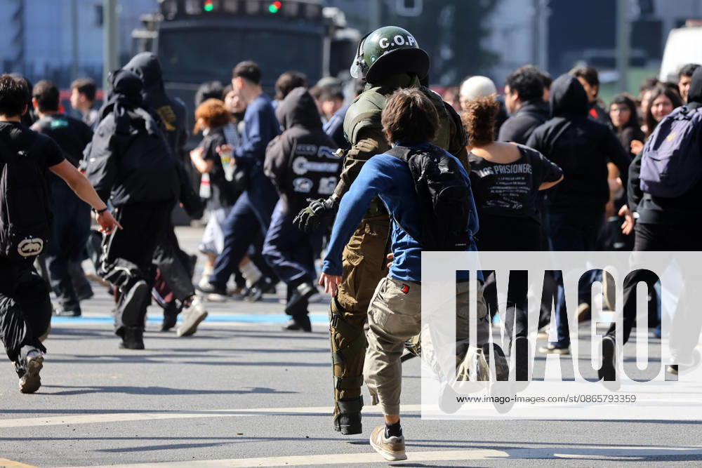 The so-called, Student Solidarity Network, which brings together college and high school students from Aces, is calling for a march under the slogan, Students, Defend Chile’s Future. Jonnathan Oyarzun Aton Chile, Santiago, Chile Aton 1186726