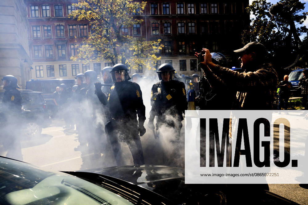 Police and a counter-demonstration organized by the Joint Initiative Against Racism and Discrimination clash on Classensgade. Activists from the right and left wings hold demonstrations. The group The Danish People holds a so-called remigration march and is met by a counter-demonstration or
