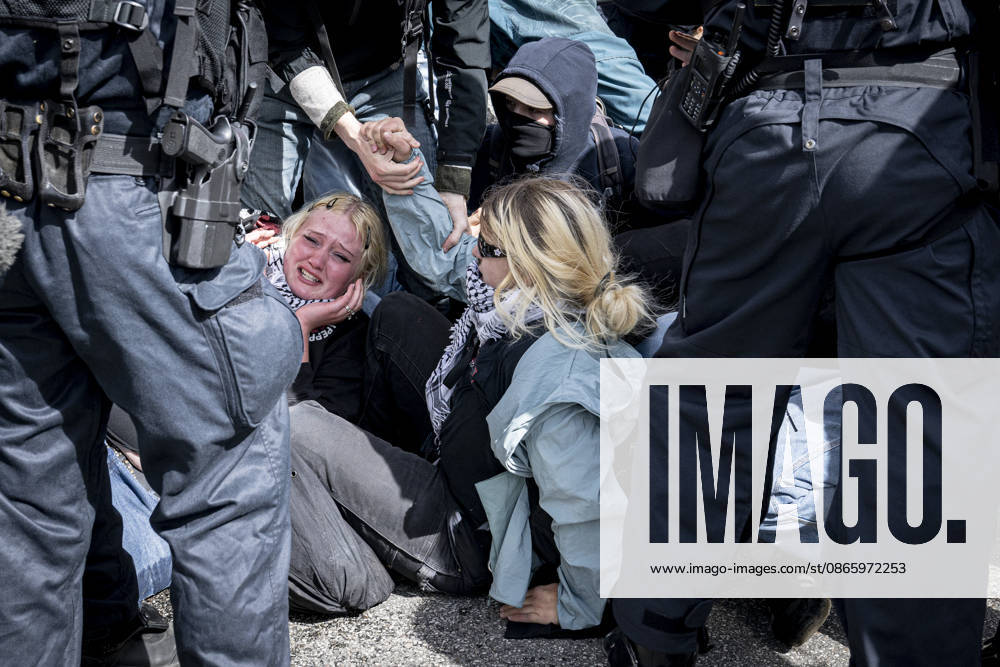 Police and a counter-demonstration organized by the Joint Initiative Against Racism and Discrimination clash on Classensgade. Activists from the right and left wings hold demonstrations. The group The Danish People holds a so-called remigration march and is met by a counter-demonstration or