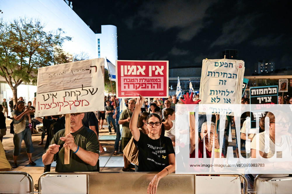 Government s military and political policies protested in Tel Aviv TEL AVIV, ISRAEL - SEPTEMBER 5: Demonstrators gather at Habima Square to protest Prime Minister Benjamin Netanyahu and the current government s military and political policies in Tel Aviv, Israel, on September 5, 2026. The demonstrators call for an end to Israel s attacks on Gaza and its settlement policies, while carrying banners protesting ongoing violations by Israeli soldiers in the West Bank. Mostafa Alkharouf Anadolu Tel Aviv Israel. Editorial use only. Please get in touch for any other usage.
