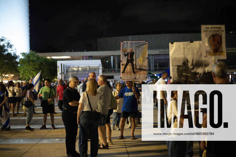 Government s military and political policies protested in Tel Aviv TEL AVIV, ISRAEL - SEPTEMBER 5: Demonstrators gather at Habima Square to protest Prime Minister Benjamin Netanyahu and the current government s military and political policies in Tel Aviv, Israel, on September 5, 2026. The demonstrators call for an end to Israel s attacks on Gaza and its settlement policies, while carrying banners protesting ongoing violations by Israeli soldiers in the West Bank. Mostafa Alkharouf Anadolu Tel Aviv Israel. Editorial use only. Please get in touch for any other usage.