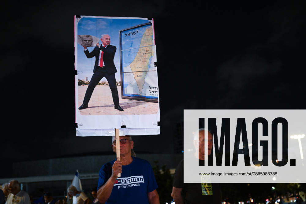 Government s military and political policies protested in Tel Aviv TEL AVIV, ISRAEL - SEPTEMBER 5: Demonstrators gather at Habima Square to protest Prime Minister Benjamin Netanyahu and the current government s military and political policies in Tel Aviv, Israel, on September 5, 2026. The demonstrators call for an end to Israel s attacks on Gaza and its settlement policies, while carrying banners protesting ongoing violations by Israeli soldiers in the West Bank. Mostafa Alkharouf Anadolu Tel Aviv Israel. Editorial use only. Please get in touch for any other usage.