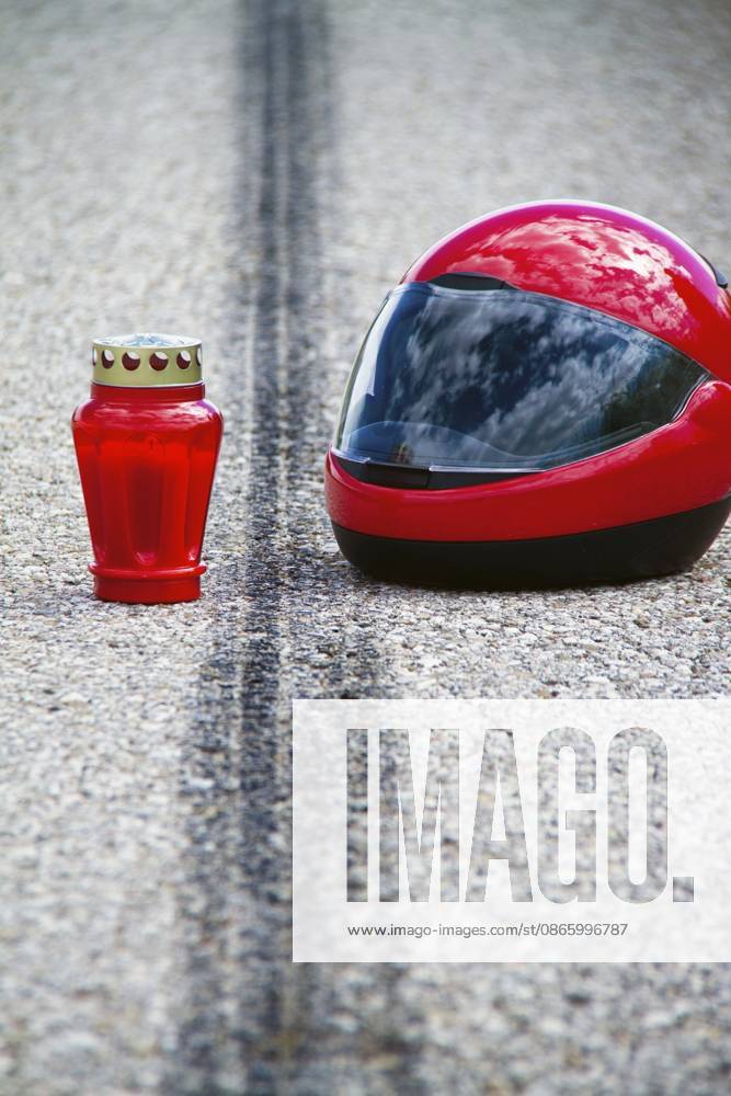 Ein Unfall mit Motorrad. Verkehrsunfall mit Bremsspur auf Straße Symbolfoto, Österreich A motorcycle accident. Traffic accident with brake lane on road symbolic photo, Austria