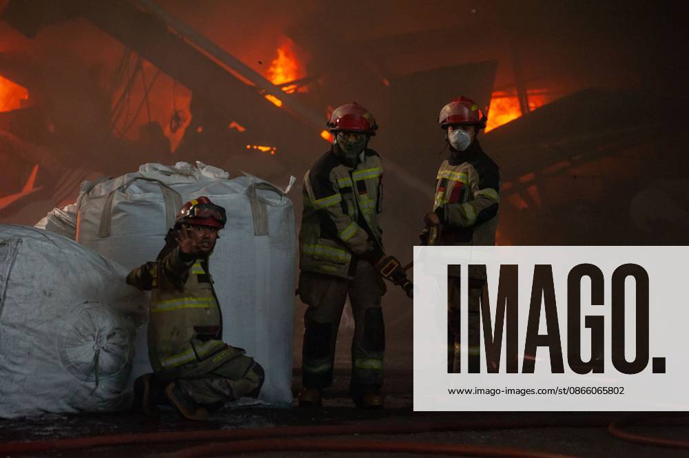 Plastic Factory Fires in Tangerang, Indonesia TANGERANG REGENCY, BANTEN, INDONESIA SEPTEMBER 6, 2026: Firefighters are extinguishing fires at a plastic factory in Balaraja, Tangerang Regency, Banten, Indonesia, on September 6, 2026. Tangerang Regency Regional Disaster Management Agency (BPBD) deployed 12 fire trucks and confirmed there were no casualties. Tangerang Indonesia