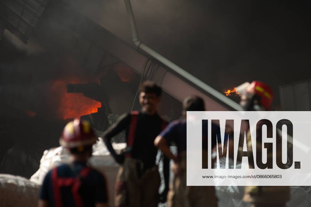 Plastic Factory Fires in Tangerang, Indonesia TANGERANG REGENCY, BANTEN, INDONESIA SEPTEMBER 6, 2026: Firefighters are extinguishing fires at a plastic factory in Balaraja, Tangerang Regency, Banten, Indonesia, on September 6, 2026. Tangerang Regency Regional Disaster Management Agency (BPBD) deployed 12 fire trucks and confirmed there were no casualties. Tangerang Indonesia