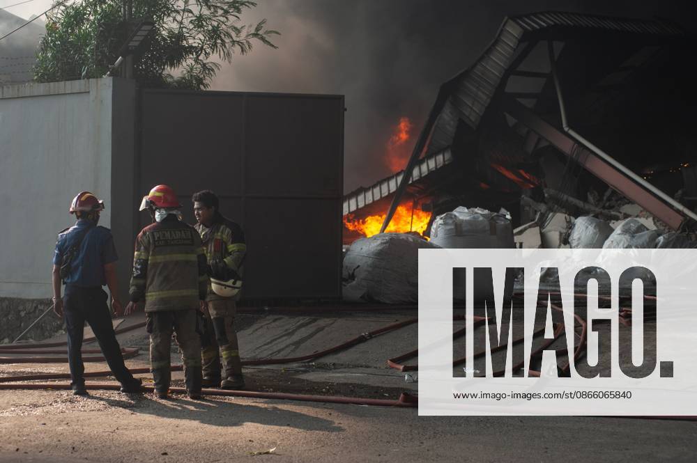 Plastic Factory Fires in Tangerang, Indonesia TANGERANG REGENCY, BANTEN, INDONESIA SEPTEMBER 6, 2026: Firefighters are extinguishing fires at a plastic factory in Balaraja, Tangerang Regency, Banten, Indonesia, on September 6, 2026. Tangerang Regency Regional Disaster Management Agency (BPBD) deployed 12 fire trucks and confirmed there were no casualties. Tangerang Indonesia