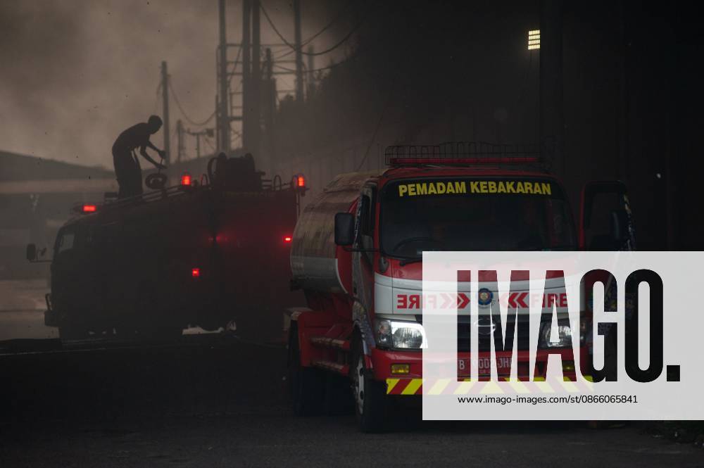 Plastic Factory Fires in Tangerang, Indonesia TANGERANG REGENCY, BANTEN, INDONESIA SEPTEMBER 6, 2026: Firefighters are extinguishing fires at a plastic factory in Balaraja, Tangerang Regency, Banten, Indonesia, on September 6, 2026. Tangerang Regency Regional Disaster Management Agency (BPBD) deployed 12 fire trucks and confirmed there were no casualties. Tangerang Indonesia
