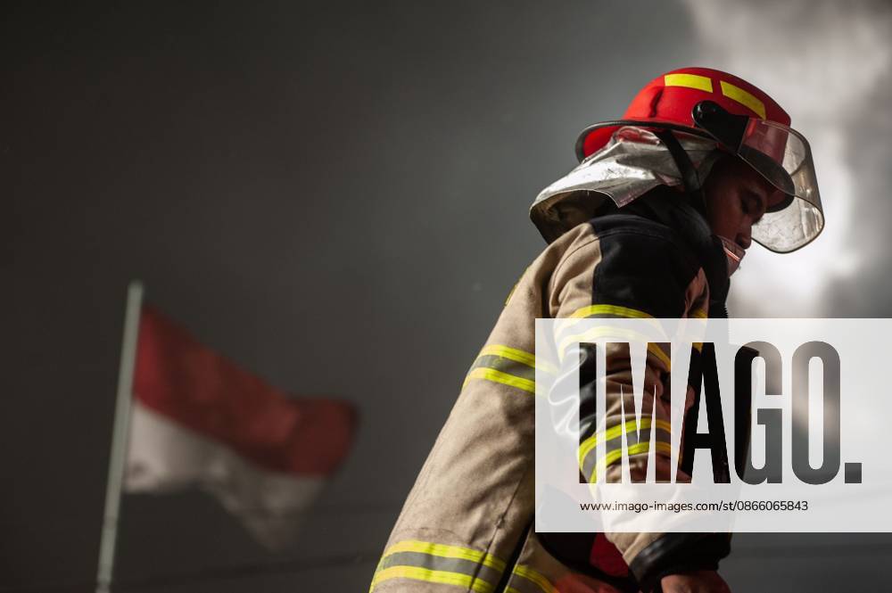Plastic Factory Fires in Tangerang, Indonesia TANGERANG REGENCY, BANTEN, INDONESIA SEPTEMBER 6, 2026: Firefighters are extinguishing fires at a plastic factory in Balaraja, Tangerang Regency, Banten, Indonesia, on September 6, 2026. Tangerang Regency Regional Disaster Management Agency (BPBD) deployed 12 fire trucks and confirmed there were no casualties. Tangerang Indonesia