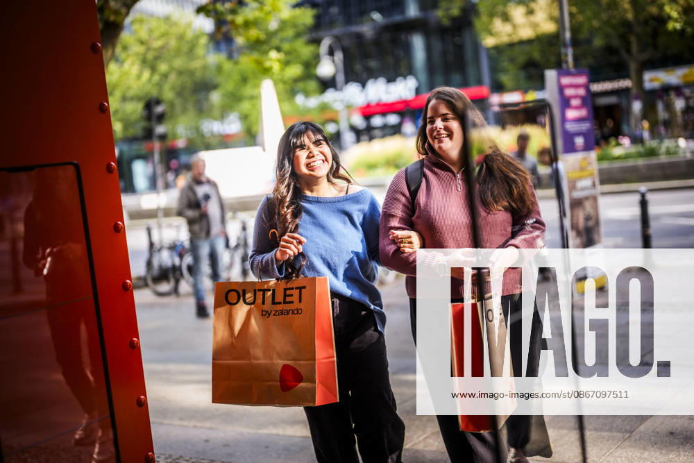 Fotostory Pressetermin bei Zalando: ZALANDO Outlet Store, Headquarters, and Workspaces in Berlin, photographed on September 16, 2026, Berlin, September 16, 2026, Berlin, Germany FOR – IMAGE USE ONLY IN A ZALANDO CONTEXT