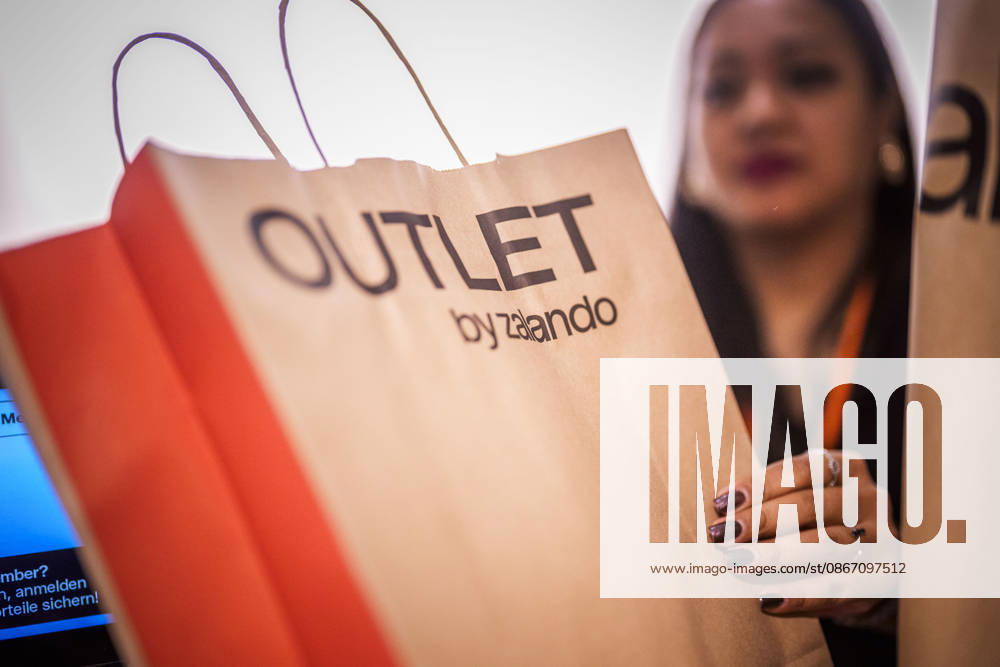 Fotostory Pressetermin bei Zalando: ZALANDO Outlet Store, Headquarters, and Workspaces in Berlin, photographed on September 16, 2026, Berlin, September 16, 2026, Berlin, Germany FOR – IMAGE USE ONLY IN A ZALANDO CONTEXT