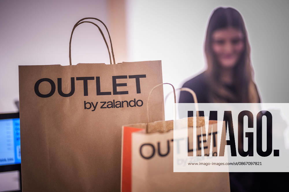 Fotostory Pressetermin bei Zalando: ZALANDO Outlet Store, Headquarters, and Workspaces in Berlin, photographed on September 16, 2026, Berlin, September 16, 2026, Berlin, Germany FOR – IMAGE USE ONLY IN A ZALANDO CONTEXT
