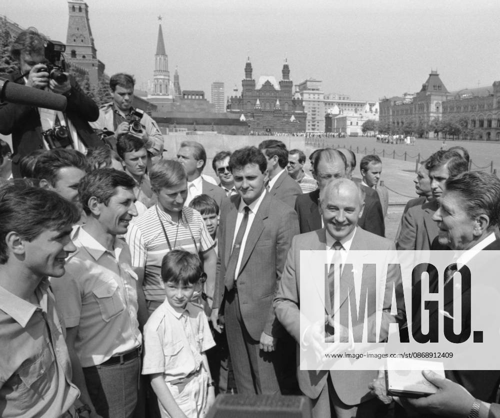 Moscow, USSR. President of the United States of America Ronald Reagan and General Secretary of the CPSU Central Committee Mikhail Gorbachev (R-L front) have a walk around Red Square. Yuri Lizunov, Alexander Chumichev TASS 16502590