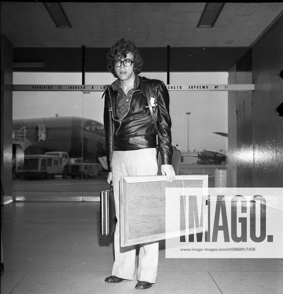 ITALIAN SINGER PIERO AT JORGE CHAVEZ AIRPORT PHOTO: EL COMERCIO LIMA PERU