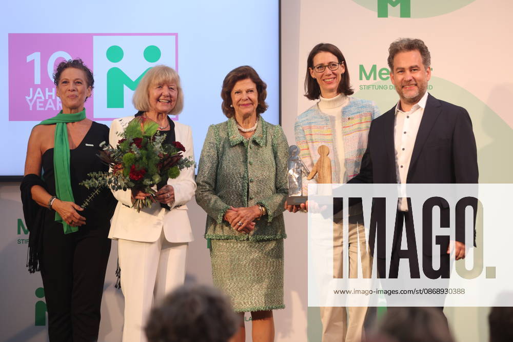 Queen Silvia of Sweden Presents Award on Mainau Island, Konstanz, Mainau, 0810 2026 Her Majesty Queen Silvia of Sweden presented the Mentor Award at a ceremony marking the 10th anniversary of the Mentor Foundation Germany. During the presentation, the award slipped from her hands and landed on the feet of the recipient. In Baden-Württemberg, Germany