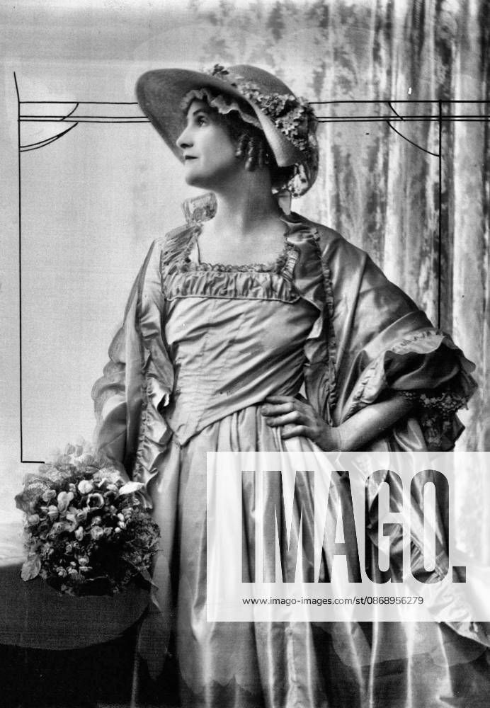 Miss Hunter--Watts as Kate Hardcastle. She stoops to Counquer . Mrs. Allen Wilkie. November 20, 1930. (Photo by Elizabeth Greenwood).