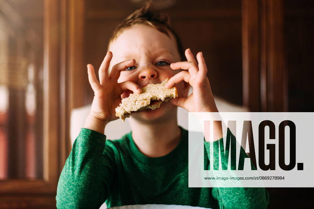 Silly young boy making a funny face while eating a sandwich Tulsa, Oklahoma, United States CR_KRRY261009-2124133-01 ,model released, Symbolfoto ,property released