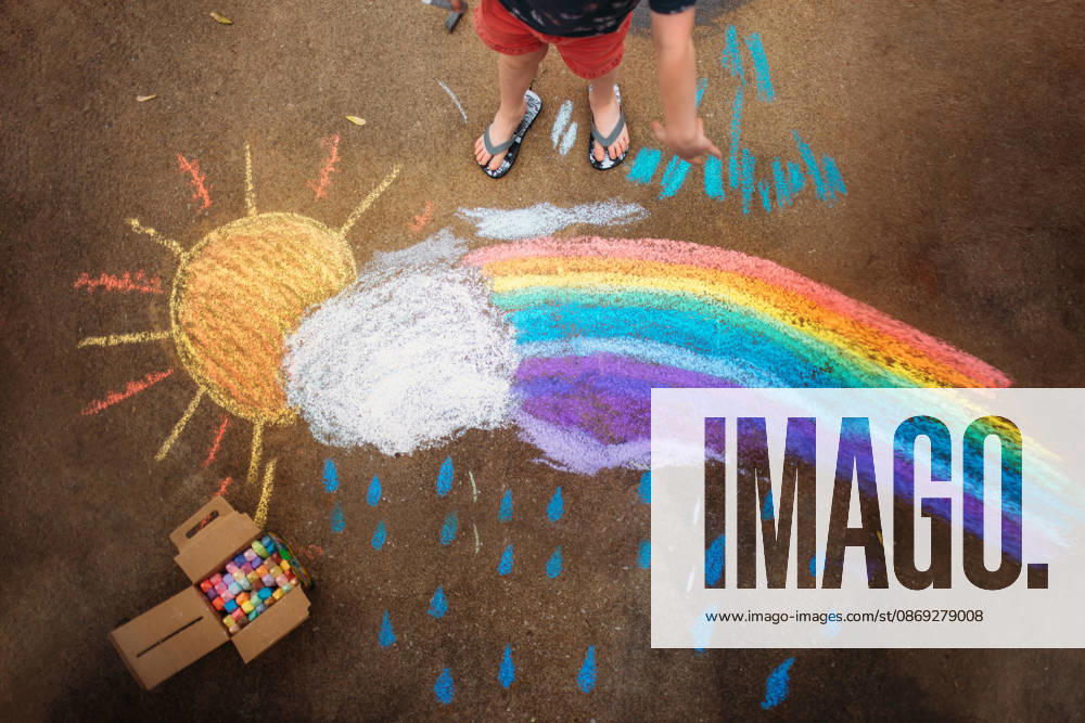 A child draws a colorful chalk rainbow on the pavement Tulsa, Oklahoma, United States CR_KRRY261009-2124138-01 ,model released, Symbolfoto ,property released