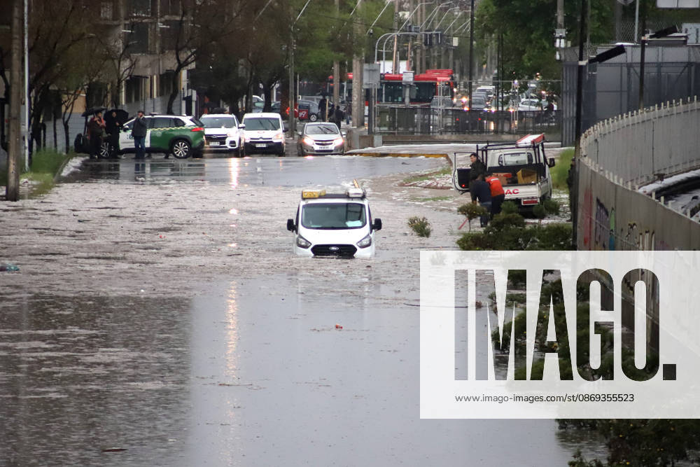 Flooding at the intersection of Viel Avenue and Blanco Encalada Street in downtown Santiago following this afternoon s thunderstorm in the Metropolitan Region. Andrés Rocha, Aton Chile, Santiago, Chile. Aton 1199626