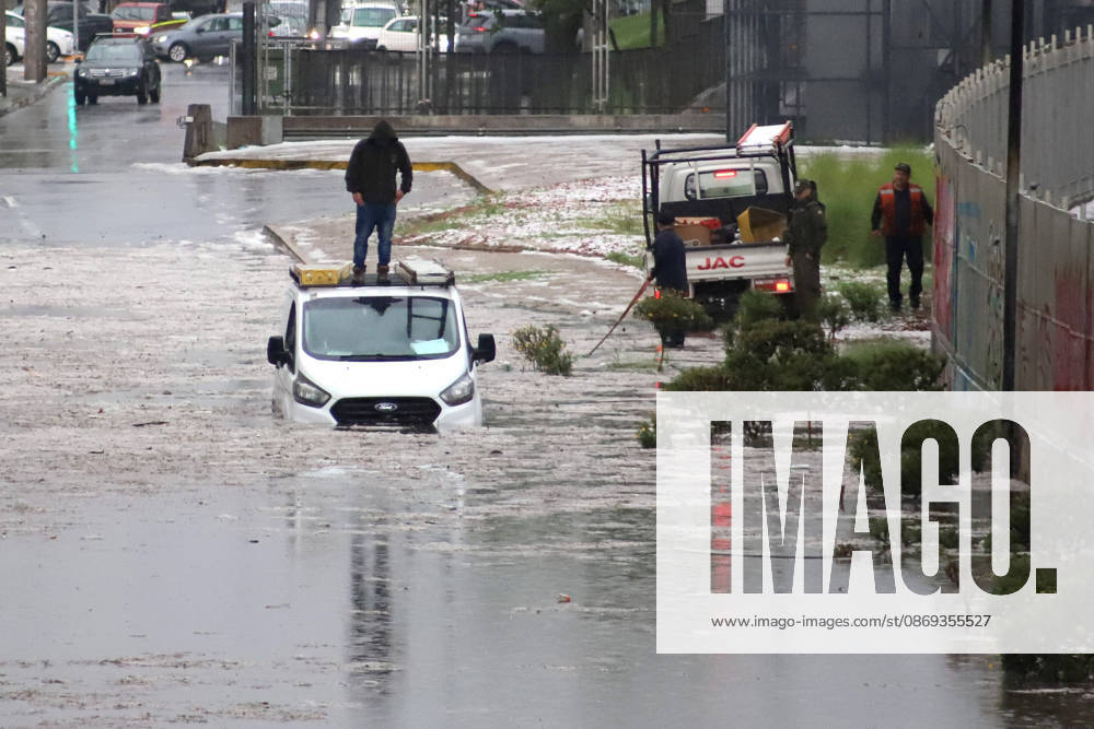 Flooding at the intersection of Viel Avenue and Blanco Encalada Street in downtown Santiago following this afternoon s thunderstorm in the Metropolitan Region. Andrés Rocha, Aton Chile, Santiago, Chile. Aton 1199628