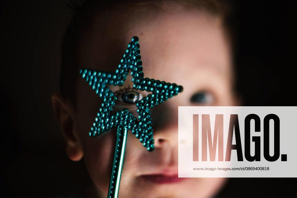 Young child looking through a blue star wand Tulsa, Oklahoma, United States CR_KRRY261013-2130206-01 ,model released, Symbolfoto ,property released